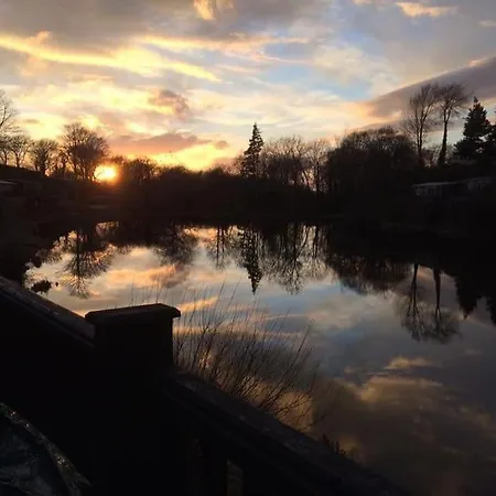 Stunning 3 Bed Riverside Cabin In Snowdonia Caeathro Exterior photo