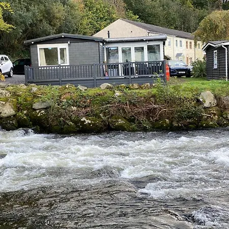 Stunning 3 Bed Riverside Cabin In Snowdonia Caeathro Exterior photo