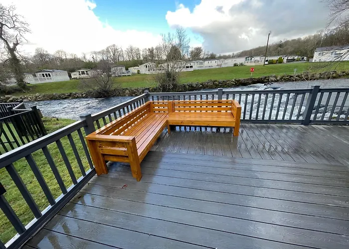 Stunning 3 Bed Riverside Cabin In Snowdonia