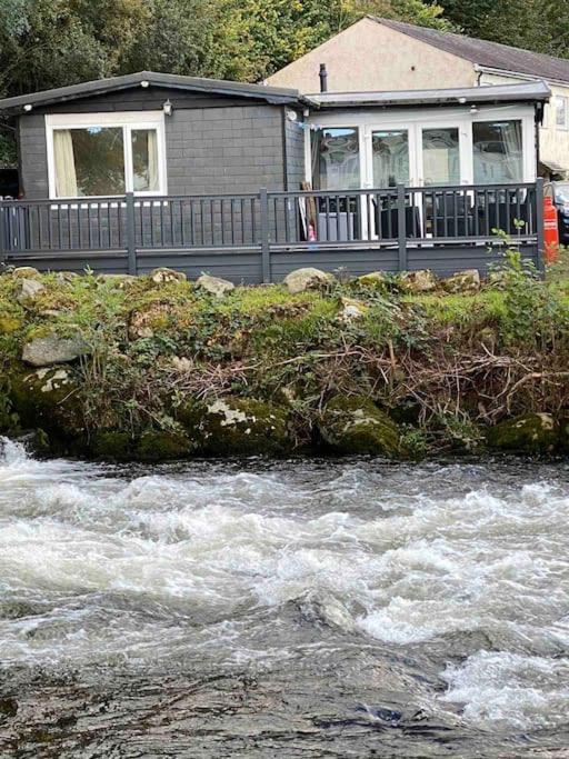 Chalet Stunning 3 Bed Riverside In Snowdonia Caeathro
