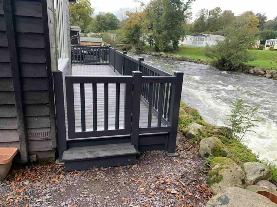 Chalet Stunning 3 Bed Riverside In Snowdonia Caeathro