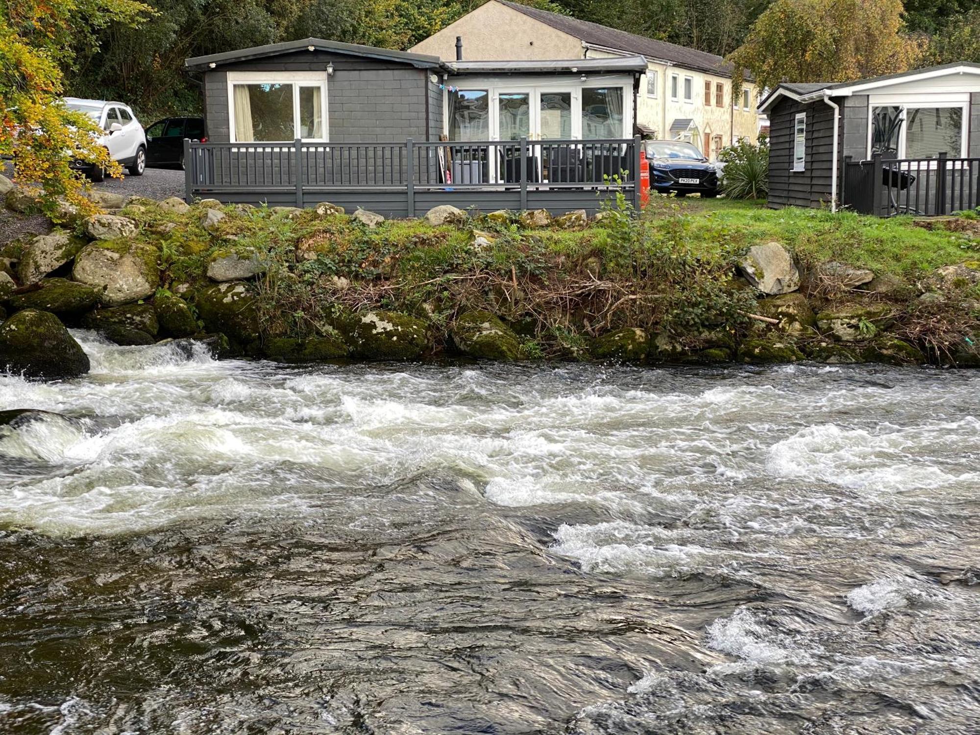 Chalet Stunning 3 Bed Riverside In Snowdonia