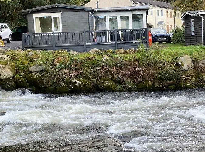 Stunning 3 Bed Riverside Cabin In Snowdonia