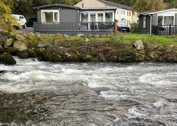 Stunning 3 Bed Riverside Cabin In Snowdonia