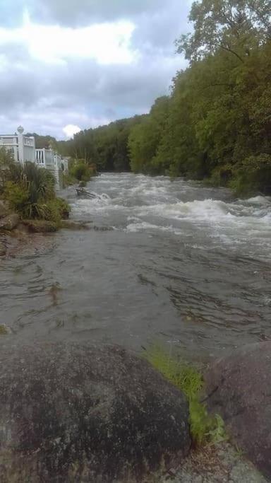 Stunning 3 Bed Riverside In Snowdonia Шале Caeathro