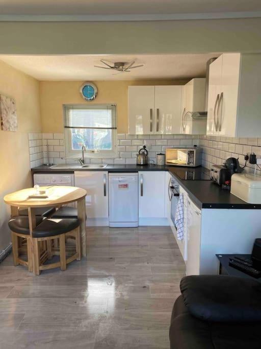 Шале Stunning 3 Bed Riverside In Snowdonia Caeathro